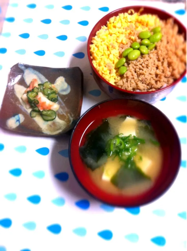 鶏そぼろ丼と海老ときゅうりの酢味噌和え|なにわの酒呑みさん