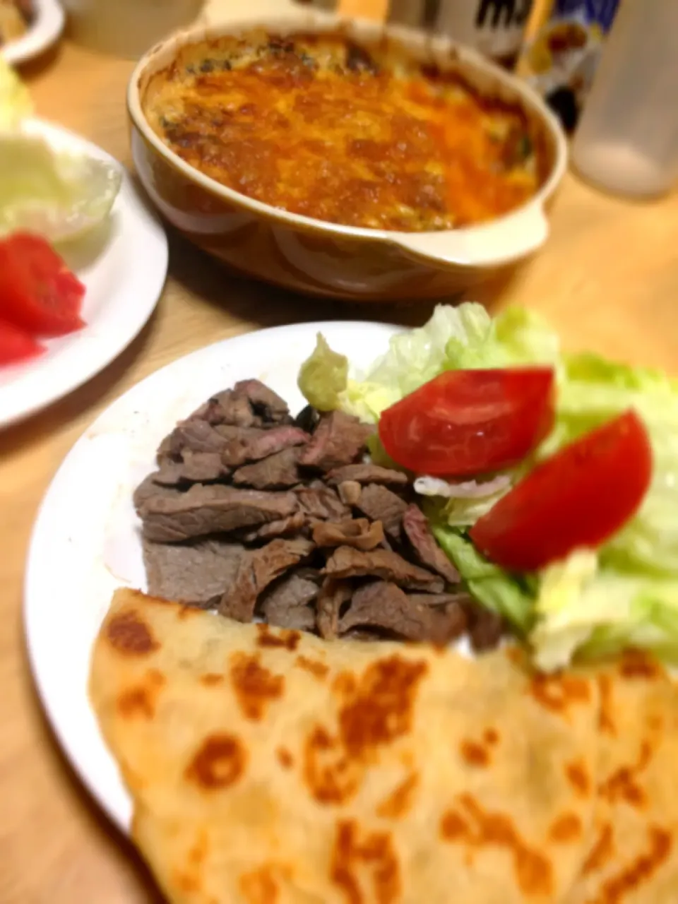 Dinner time set: steak serve salad and pita bread , spinach &bacon au gratin|vanessaさん