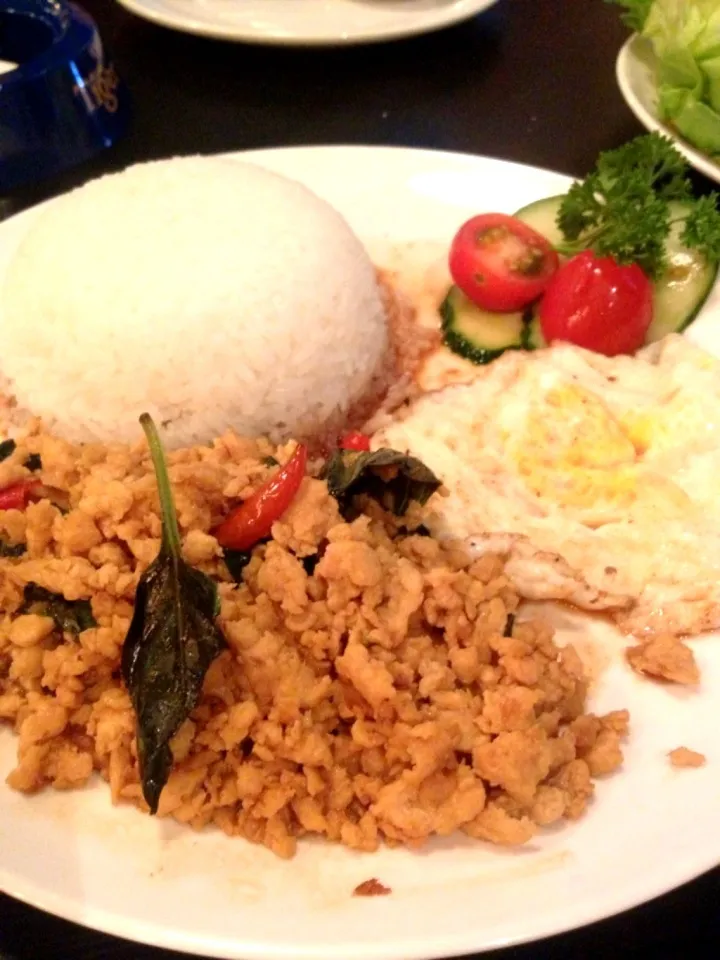 ข้าวราดกระเพราหมูไข่ดาว Basil & Pork Rice|Queenさん