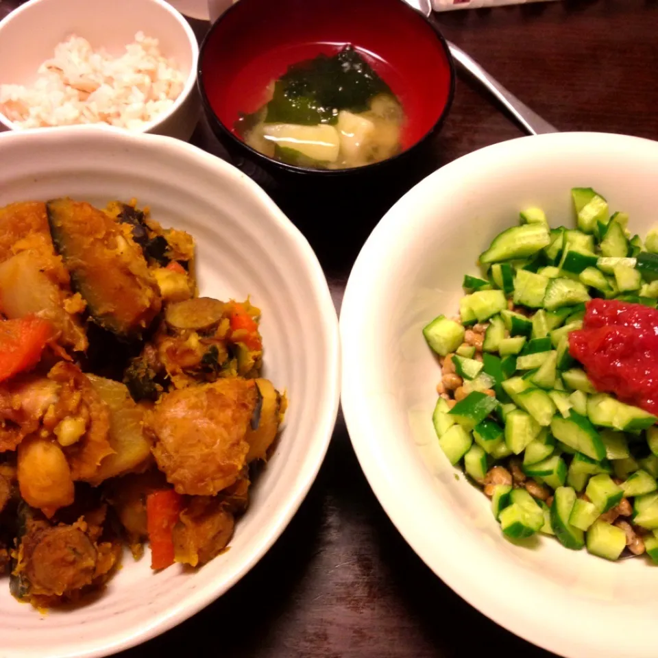 水なしごった煮、叩き梅と胡瓜のしそのり納豆、じゃがいもと若芽の味噌汁|IGGYさん