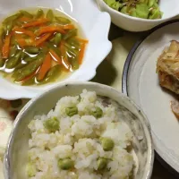 豆ご飯、鯛の煮付け、きぬさやと人参の汁あん、穴子の焼き皮と胡瓜の酢のもの|MOMOさん