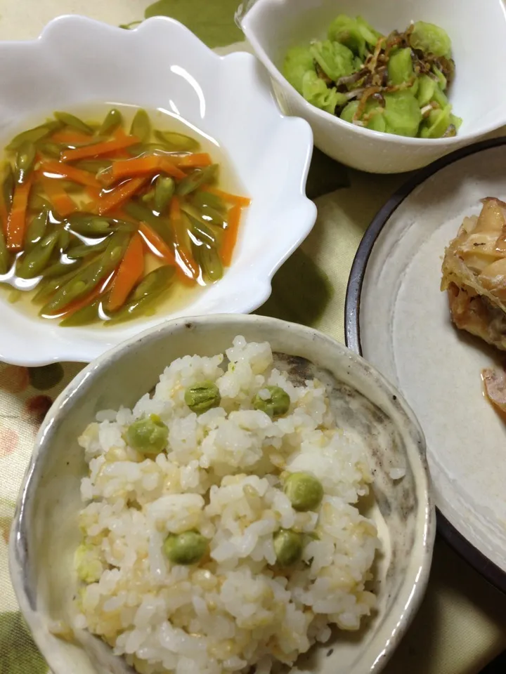 豆ご飯、鯛の煮付け、きぬさやと人参の汁あん、穴子の焼き皮と胡瓜の酢のもの|MOMOさん