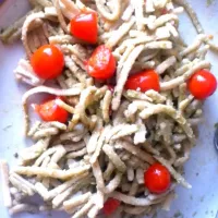 Pesto and tomates with spaghetti|michaelakurzovaさん