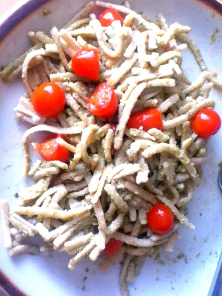 Pesto and tomates with spaghetti|michaelakurzovaさん