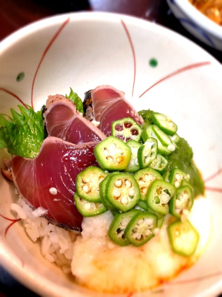 ウチ飯 鰹のタタキとネバネバ丼|renさん