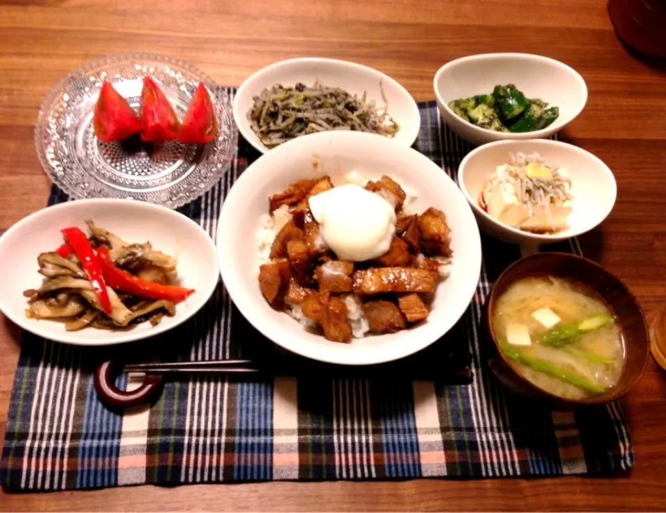 Snapdishの料理写真:チャーシュー丼・温泉玉子のせ、たたき胡瓜のあっさり漬け、もやしのナムル、しらすのせ冷奴、舞茸とパプリカの塩麹炒め、フルーツトマト、アスパラガスと葱と豆腐の味噌汁|サチさん