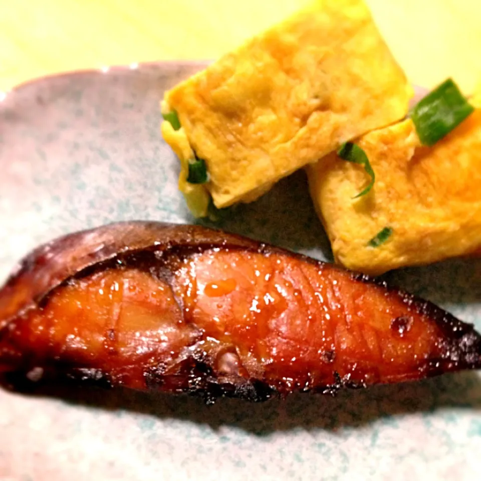 鰤みりん焼きと葱入り卵焼き|さくたえさん