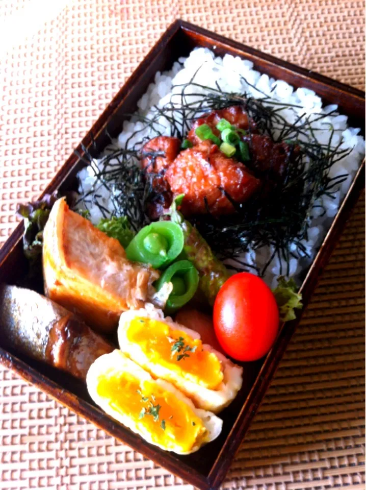 寺尾さんの〜鶏もも 赤味噌煮込み丼さぁ〜今日は、ご飯がしんじ君〜弁to.😋ススム君はどこー！🎀w|いよこ🍻さん