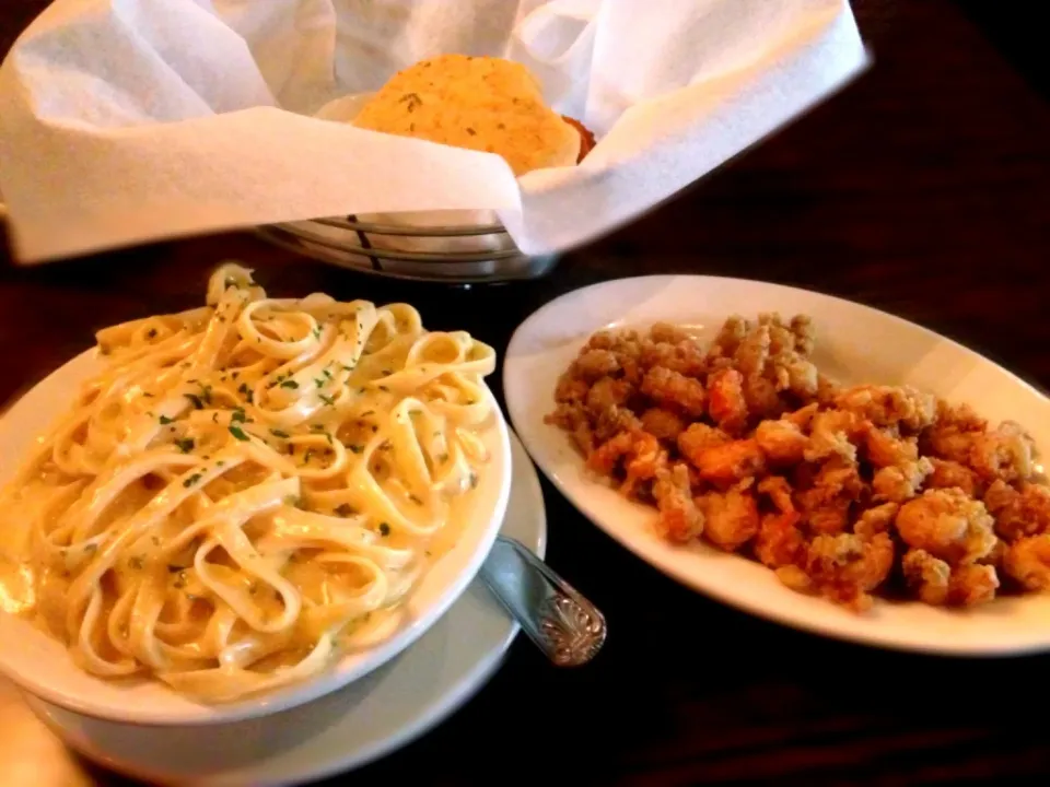 Snapdishの料理写真:Fried crawfish tails & fettuccine Alfredo at Ralph and Kacoos|Elise Templetさん