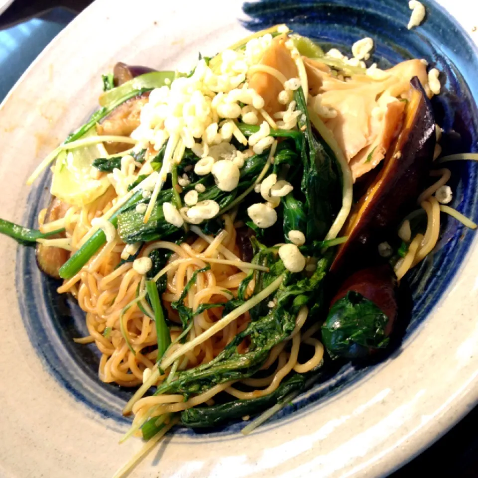 今日は朝焼きそば！ 舞茸とほうれん草と青梗菜、茄子、水菜入り|takarkiさん