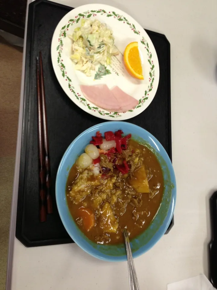 Snapdishの料理写真:カレー、キャベ、ツナキュウリサラダ|ひじかたはつみさん