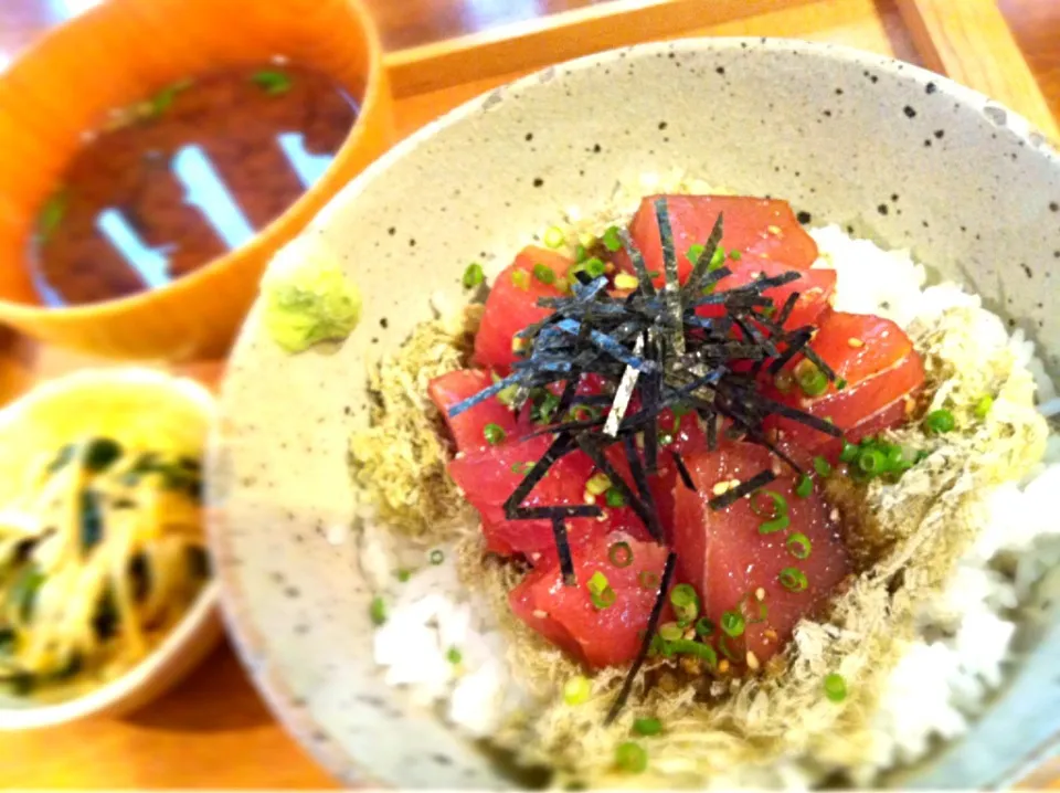 本日のランチ。マグロづけ丼。(ﾟдﾟ)ｳﾏｰ|JTKさん