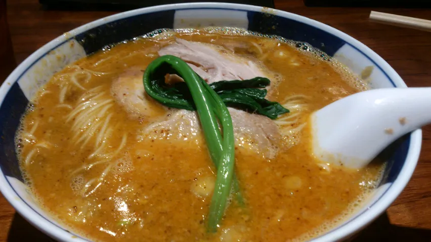 はしごの太肉担々麺。醤油スープの上にゴマ味がクドクなくて細めんマッチの美味しさ！|SATOSHI OOCHIさん