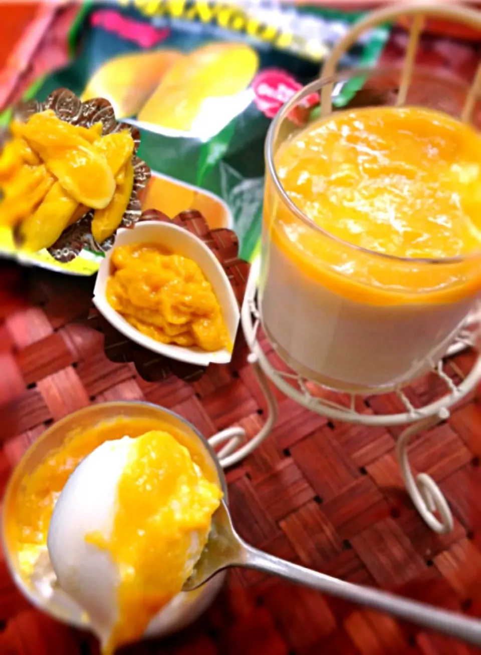 Snapdishの料理写真:Coconut mango mousse🌴ｺｺﾅｯﾂﾏﾝｺﾞｰﾑｰｽ|🌈Ami🍻さん