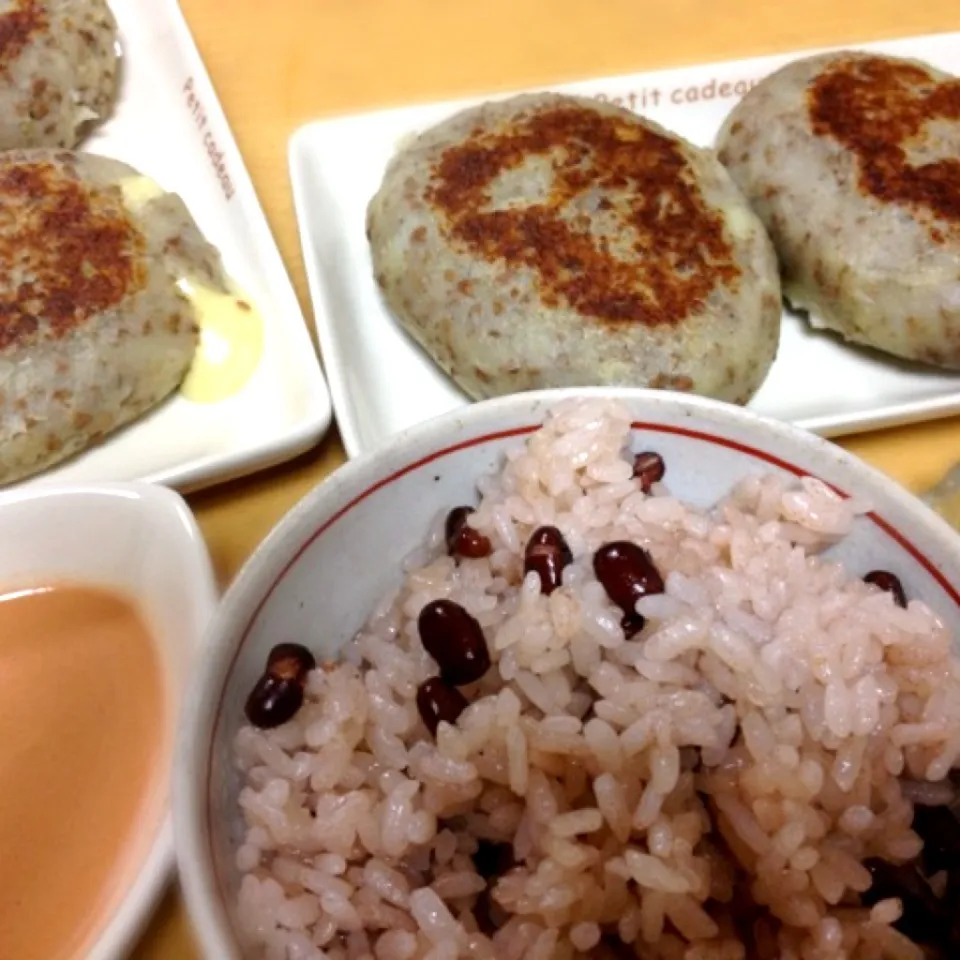 めでたい日の赤飯   焼きコロッケ 昨日の残りのポテサラ…芋かぶりは勘弁。・゜・(ノД`)・゜・。|りつ(*≧艸≦)さん