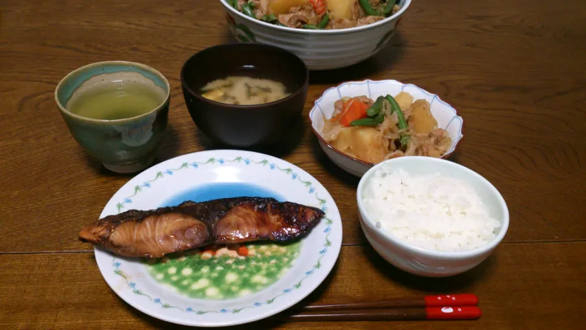 新玉ねぎと新じゃがの肉じゃが＆ぶりの照り焼き＆豆腐とわかめの味噌汁|えっちゃんさん