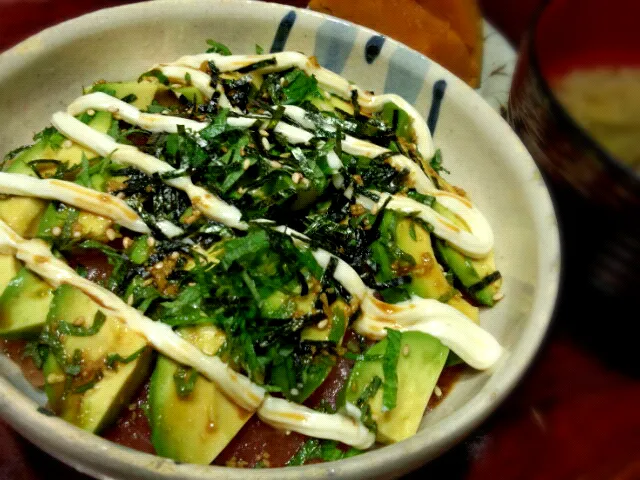 マグロとアボカドのわさびマヨ丼|しるばさん