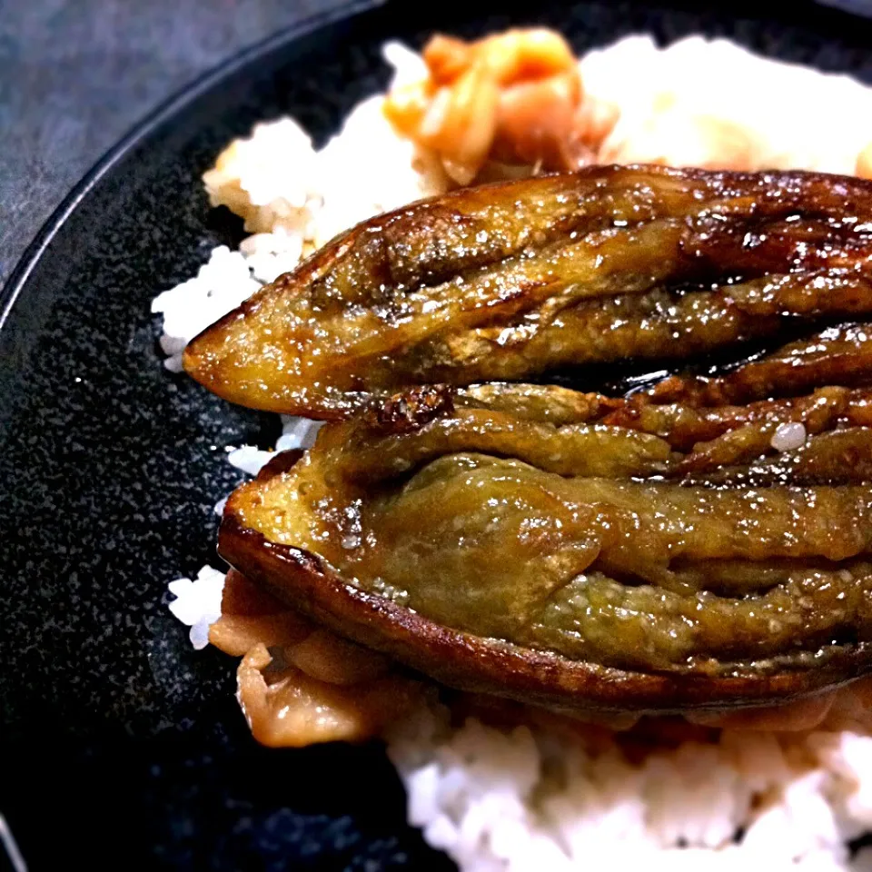 娘が作ってくれた茄子と鶏肉の蒲焼き丼、いただきまーす♪|ASuzukiさん