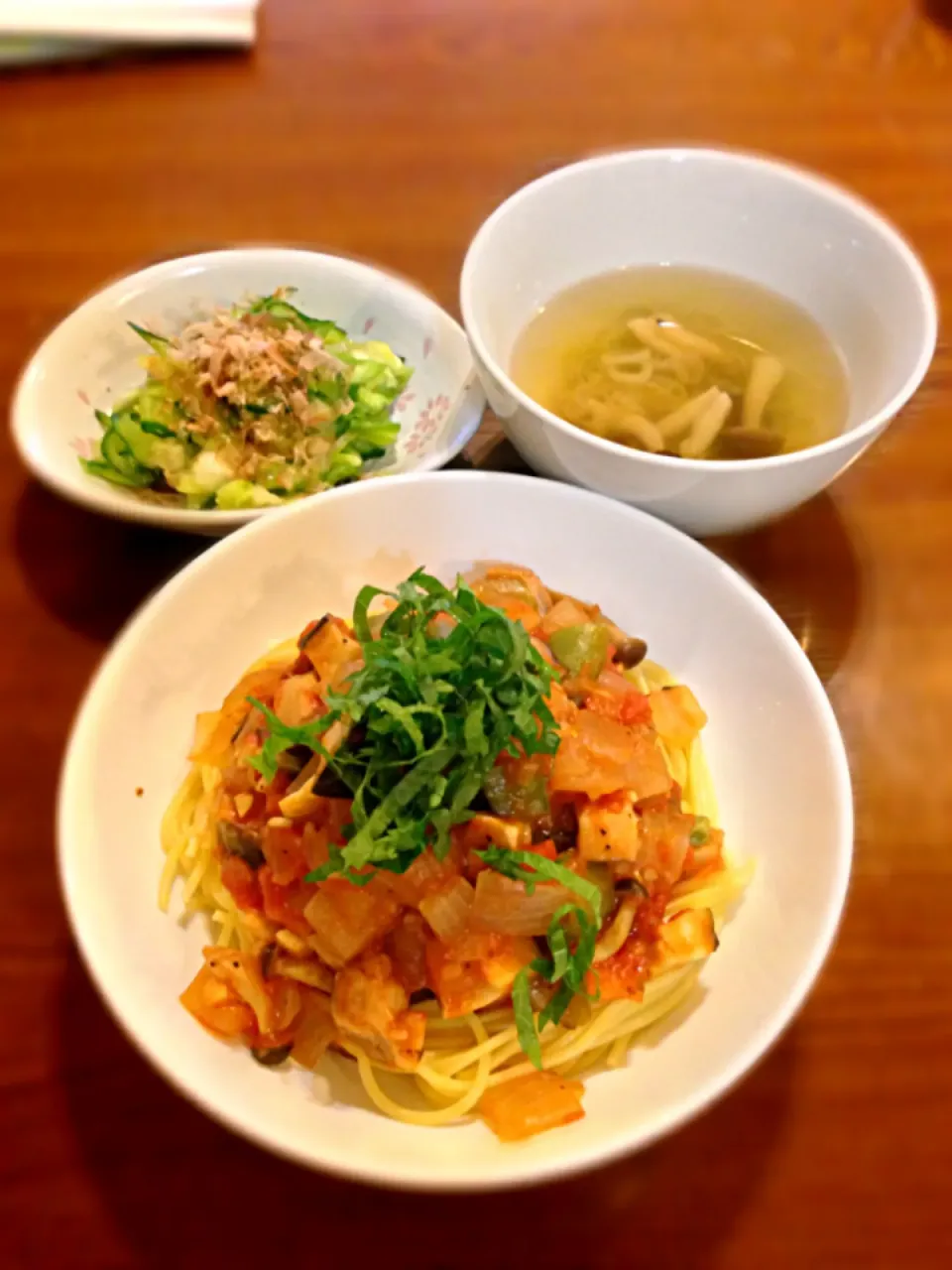 たっぷり野菜と鶏肉のジンジャートマトパスタ 、キャベツときゅうりの浅漬け 、しめじと長ネギのすまし汁|よっちぃさん