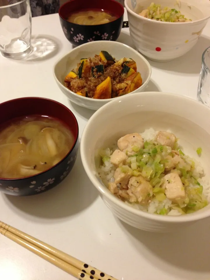 ネギ塩とり丼、玉ねぎとしめじのお味噌汁、かぼちゃれんちん(マヨしょうゆ)|高崎天子さん