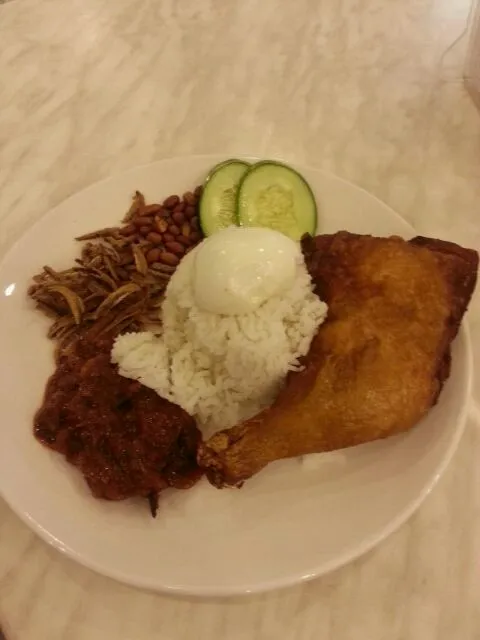 Nasi Lemak with Fried Chicken|Mrs BNazさん