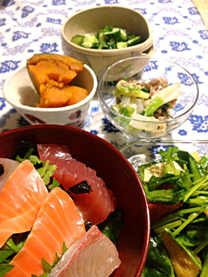 海鮮丼、ほうれん草サラダ、わけぎぬた、かぼちゃ煮、塩麹胡瓜|ユムユムさん