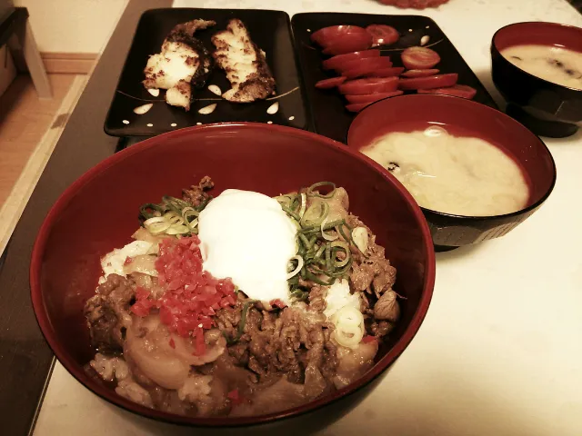 Snapdishの料理写真:牛丼温泉卵のっけ、しじみのお味噌汁|ぷちょさん