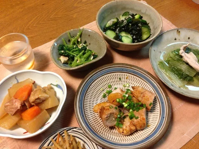 Snapdishの料理写真:えのきの肉巻キムチ風  京菜の煮浸し  大根の煮物  三つ葉ととりハムの和え物  きゅうりと新わかめの酢の物  大根の皮のきんぴら|家飲みさん