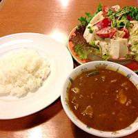 ポークカレーと豆腐サラダ