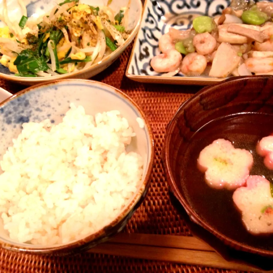 今晩はそら豆とエビの炒め物、ニラ、もやし、卵の醤油マヨネーズ炒め、ワカメとお麩のお吸い物、うずら豆サラダ。|松浦有里さん