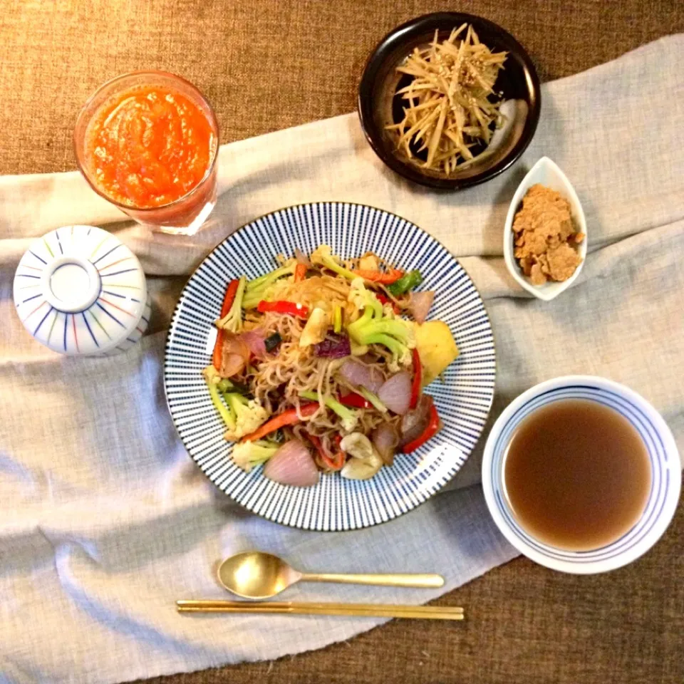 Snapdishの料理写真:早饭：炒魔芋，凉拌牛蒡，木瓜榨汁|😳陳承仁さん