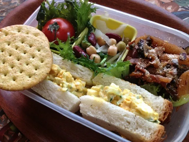 Snapdishの料理写真:egg sandwitch&pasta lunch|atsukoさん