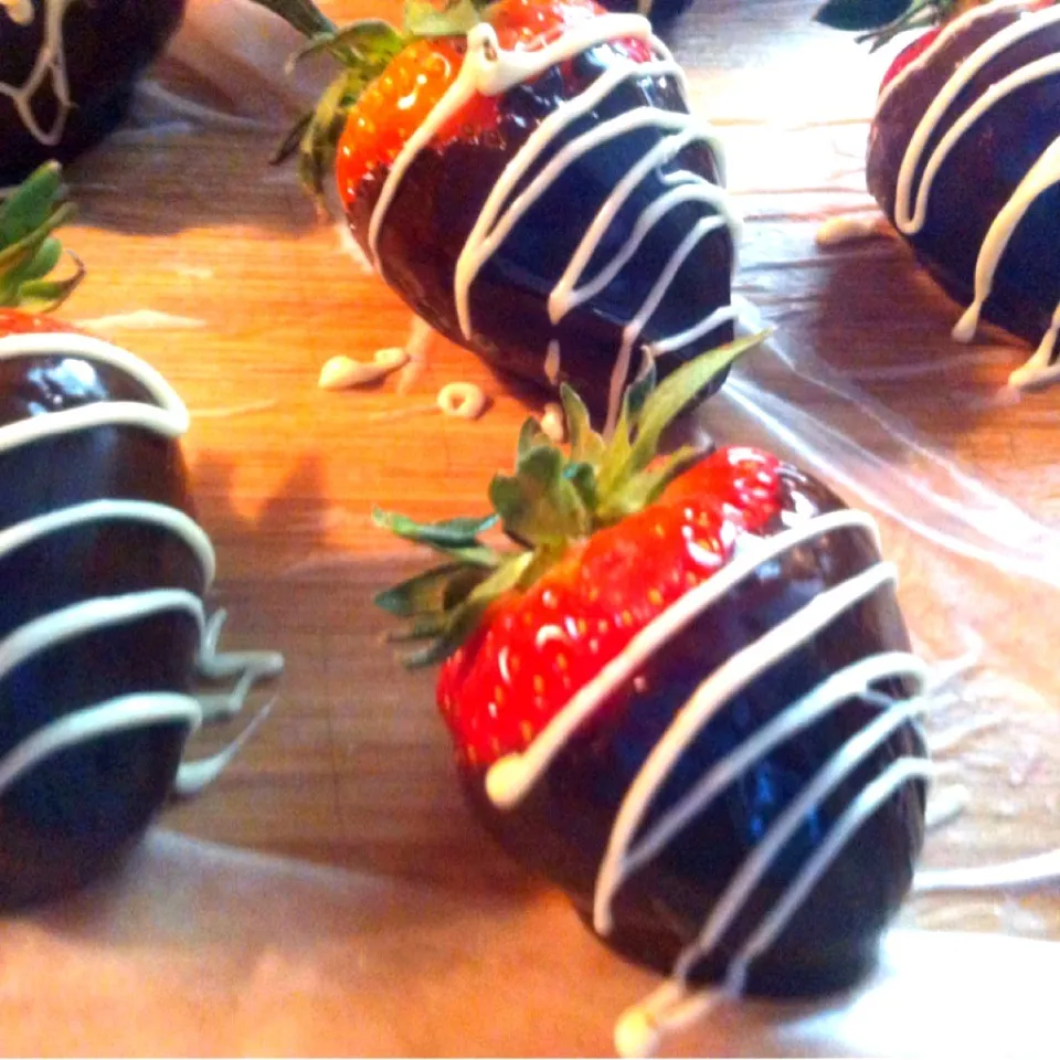 Dark chocolate and white chocolate covered strawberries|virginia frasseさん