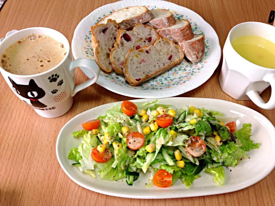 パンとサラダで朝ごはん|こんこんさん