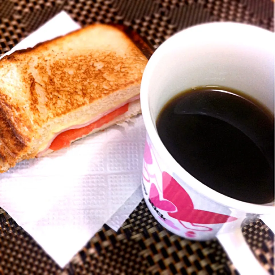 Snapdishの料理写真:Cafezinho com Bauru Prensado!!!!|lucia inoueさん