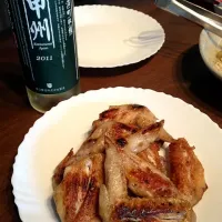 Snapdishの料理写真:手羽先のカリカリ焼きと甲州ワイン|ピクピクさん