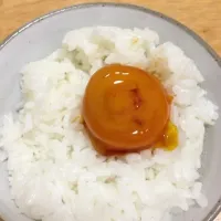 Snapdishの料理写真:黄身の醤油漬けと白ご飯|ピクピクさん