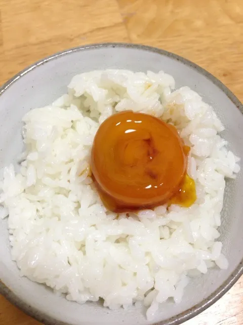 Snapdishの料理写真:黄身の醤油漬けと白ご飯|ピクピクさん