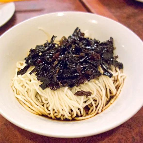 Shredded pork & Noodle With Green Onion Sauce|Romeoさん