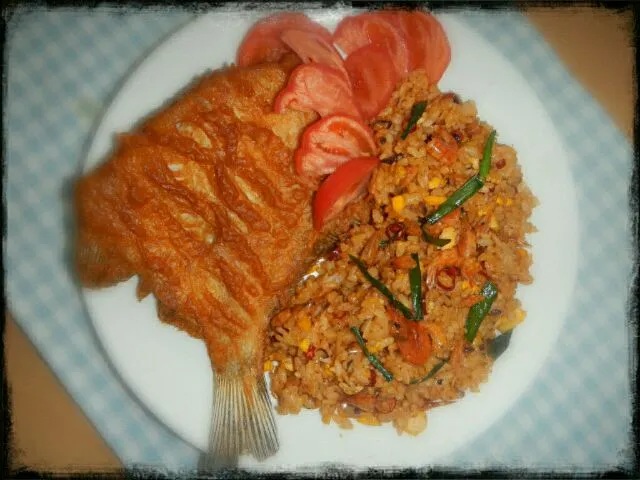 nasi goreng terasi / shrimp paste fried rice - fried fish|Asti 🌸🌸さん