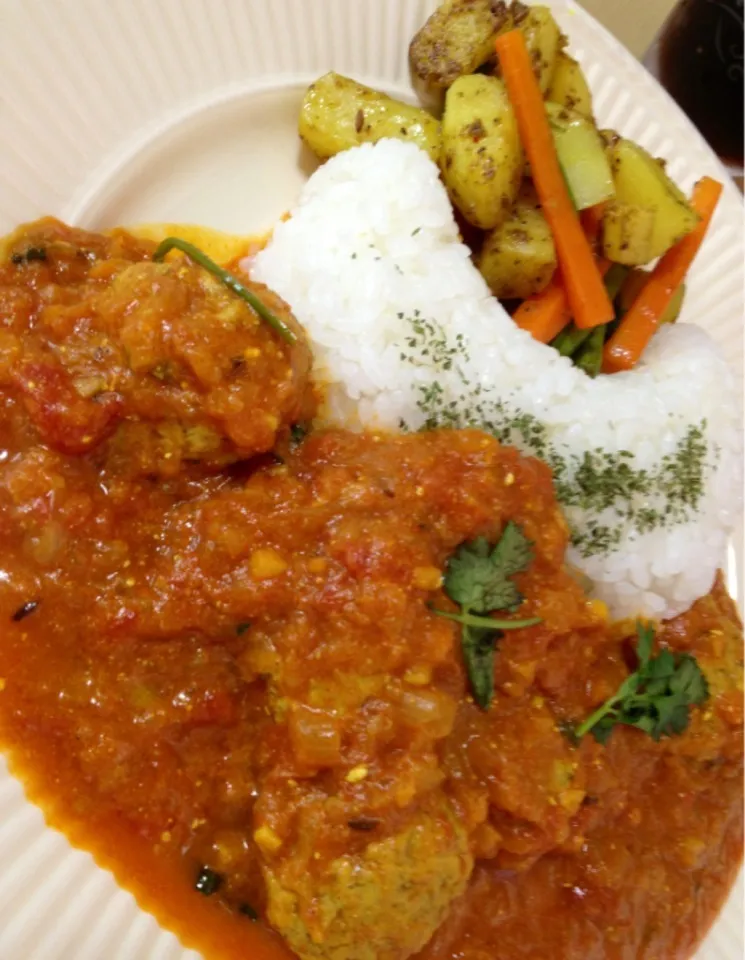 トマト風味のチキンコフタカレー サブジを添えて|でおでおさん