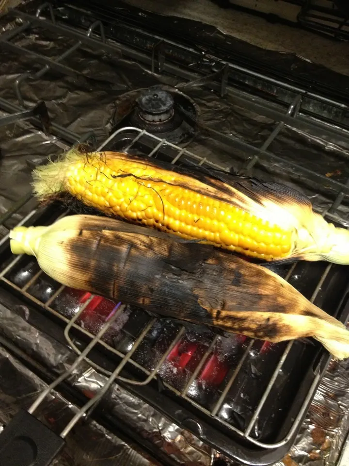 トウモロコシを皮ごとあぶり焼きにして、醤油を塗る。|しんたまりさん