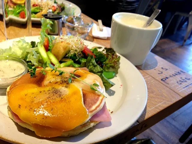 クロックムッシュパンケーキと春野菜サラダ|miwさん