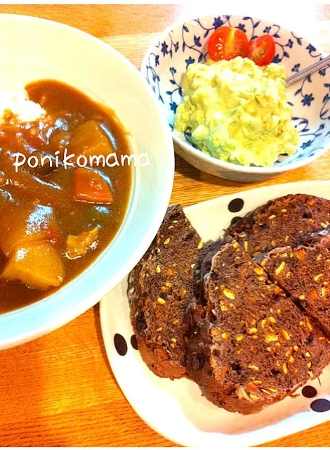 野菜たっぷりカレー、蜜柑とチョコチップのココアカンパーニュ、アボガドディップ。|ぽにこさん