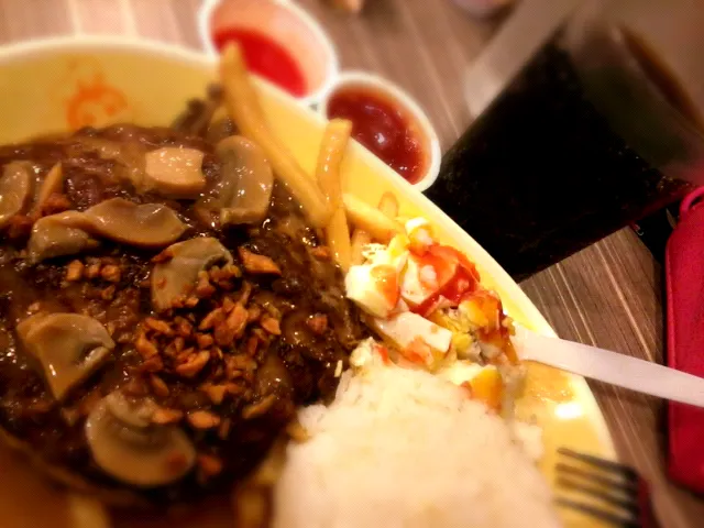 jumbo beef patty in mushrooms n fried garlic|Grazeeさん