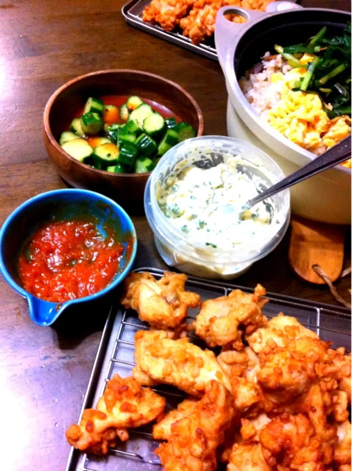 けいちゃんの〜作ってみて♪ 好き好き♡ニラ玉丼…よく見て、何か違うと思ったら、タマと、韮が逆転😂😂しかも、酔っぱで、ズレてるし凹😭あとは、リピ！klalaカリカリ揚げと、しんじ君の胡瓜で、明日は！試合🏉⚾👍|いよこ🍻さん