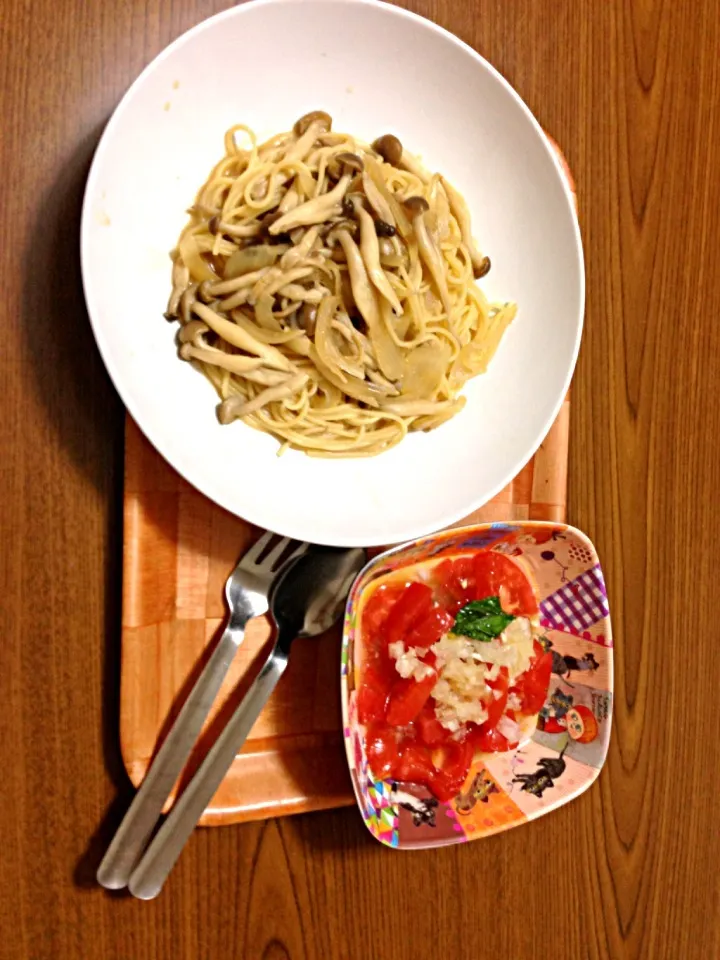 キノコのバター醤油すぱ、とまとと新玉のマリネ♡|すやまみさきさん