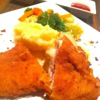 Chicken cordon blue w/mashed potato|yashinta marceliaさん