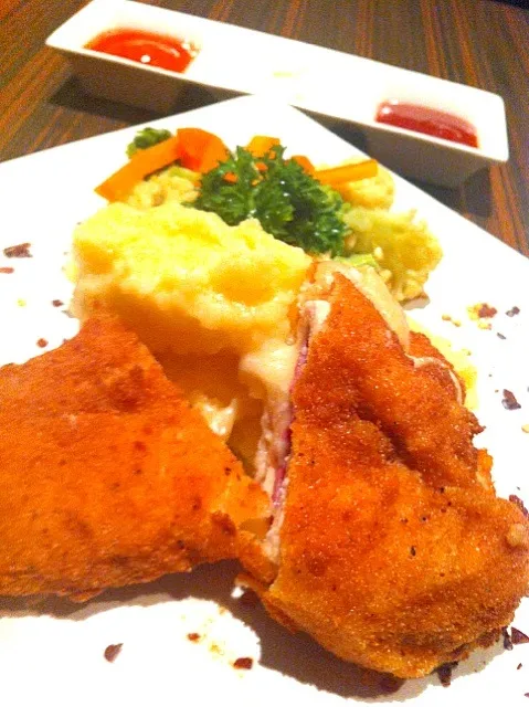 Chicken cordon blue w/mashed potato|yashinta marceliaさん