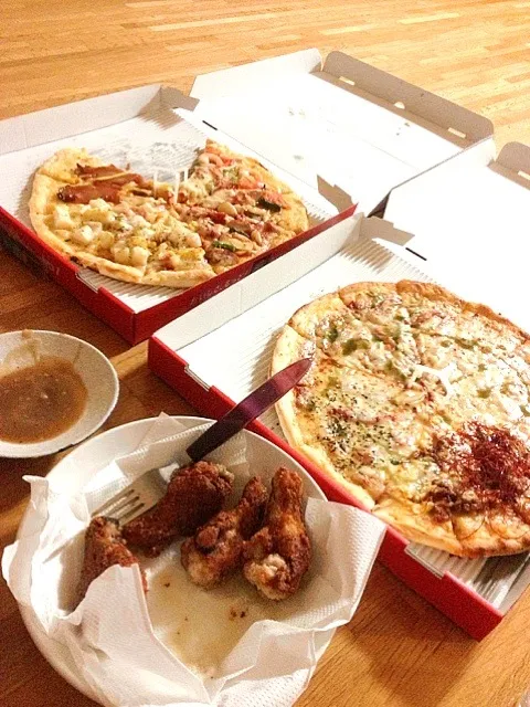 2box of pizza plus chicken! ❤|Mio Abeさん